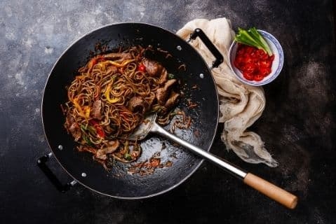 How to cook with a wok?